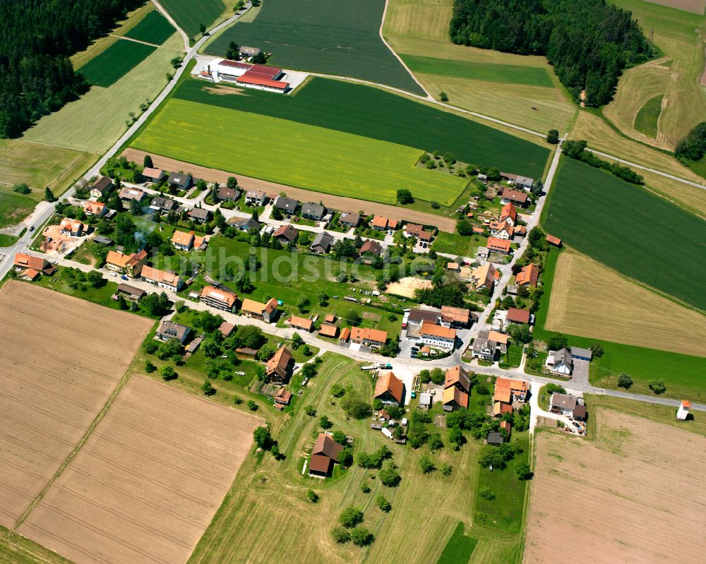 Ettmannsweiler aus der Vogelperspektive: Dorf - Ansicht am Rande von Waldgebieten in Ettmannsweiler im Bundesland Baden-Württemberg, Deutschland