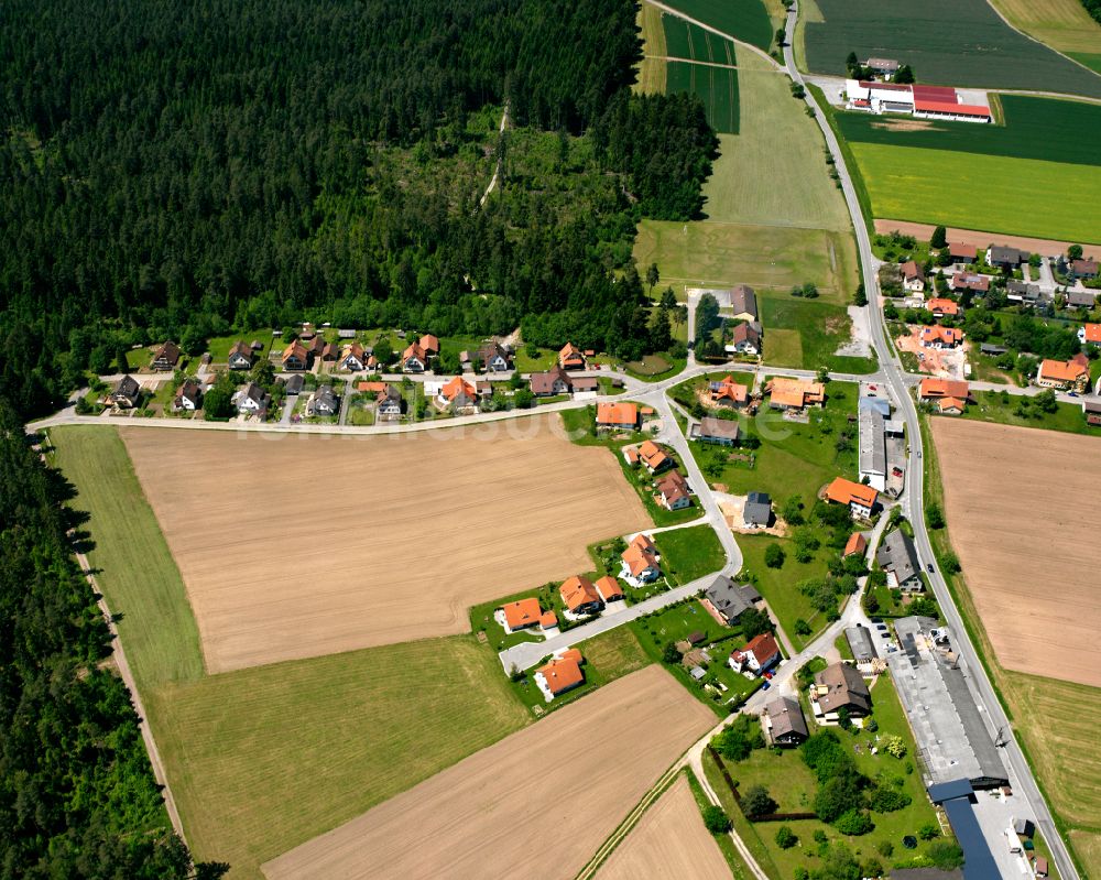 Luftbild Ettmannsweiler - Dorf - Ansicht am Rande von Waldgebieten in Ettmannsweiler im Bundesland Baden-Württemberg, Deutschland