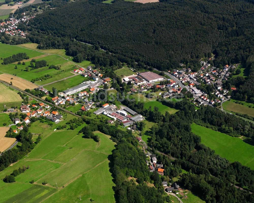 Etzen-Gesäß von oben - Dorf - Ansicht am Rande Waldgebieten in Etzen-Gesäß im Bundesland Hessen, Deutschland