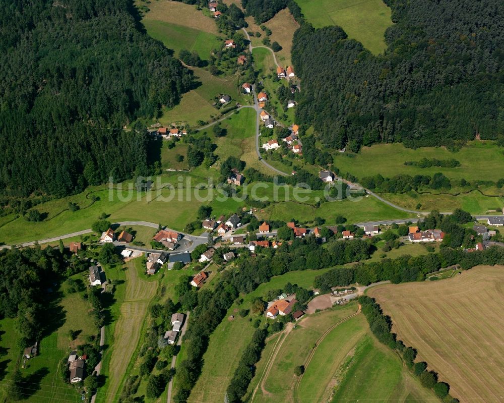 Luftbild Falken-Gesäß - Dorf - Ansicht am Rande Waldgebieten in Falken-Gesäß im Bundesland Hessen, Deutschland