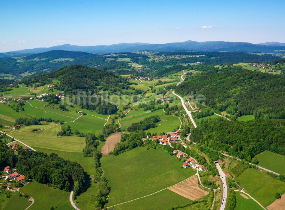 Falkenbach von oben - Dorf - Ansicht am Rande von Waldgebieten in Falkenbach im Bundesland Bayern, Deutschland