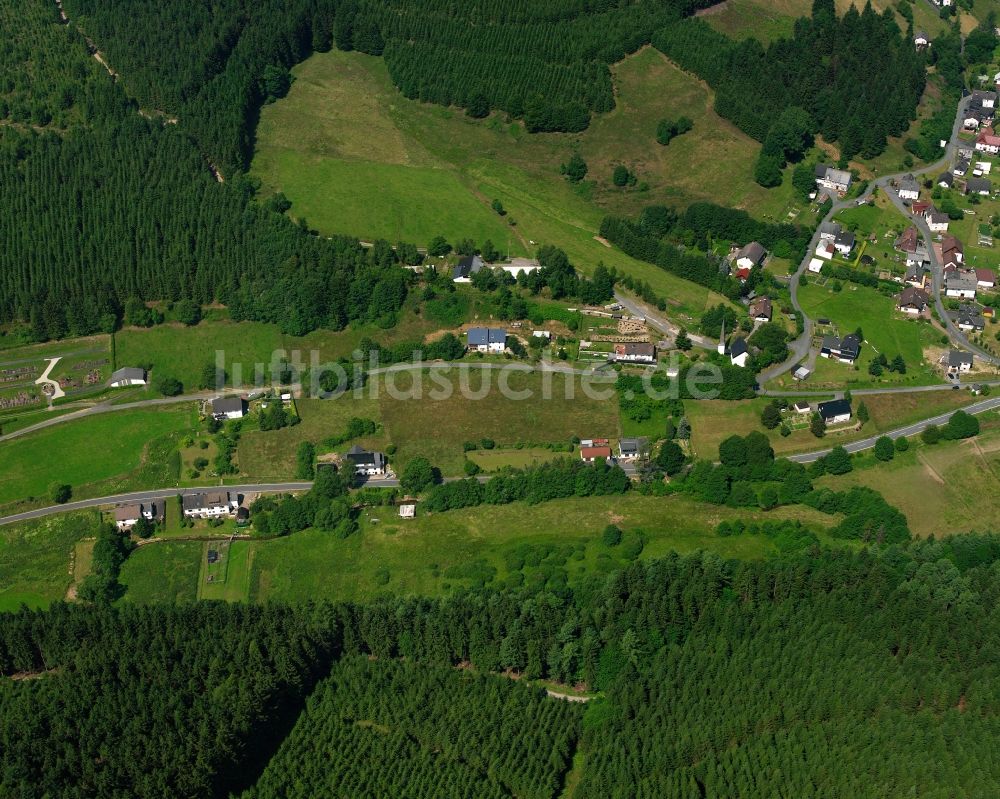 Feudingen aus der Vogelperspektive: Dorf - Ansicht am Rande Waldgebieten in Feudingen im Bundesland Nordrhein-Westfalen, Deutschland