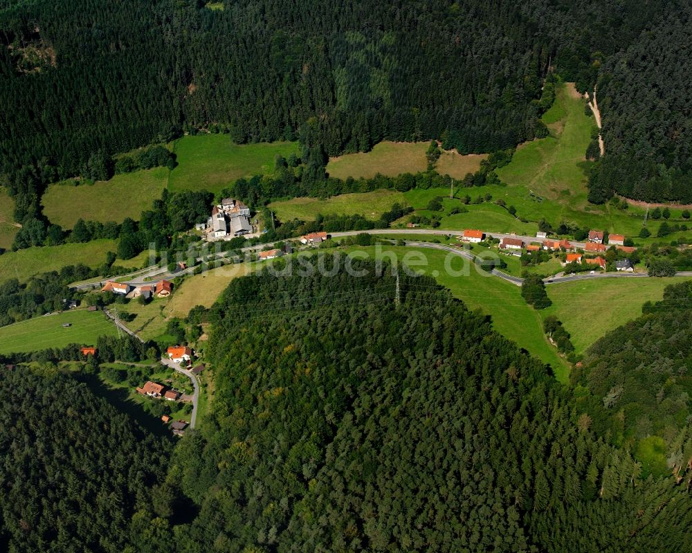 Finkenbach aus der Vogelperspektive: Dorf - Ansicht am Rande Waldgebieten in Finkenbach im Bundesland Hessen, Deutschland