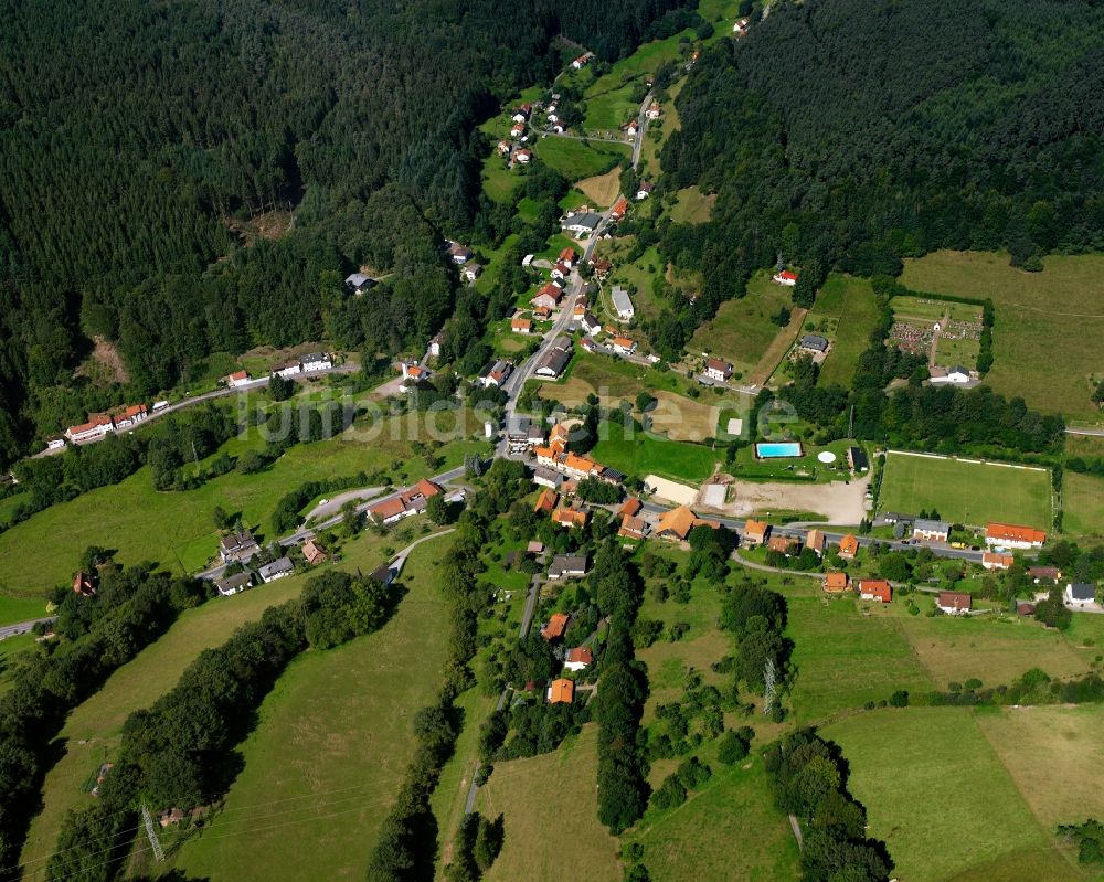 Luftaufnahme Finkenbach - Dorf - Ansicht am Rande Waldgebieten in Finkenbach im Bundesland Hessen, Deutschland