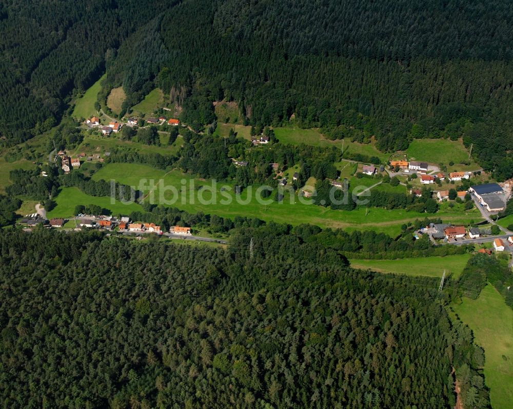 Finkenbach aus der Vogelperspektive: Dorf - Ansicht am Rande Waldgebieten in Finkenbach im Bundesland Hessen, Deutschland