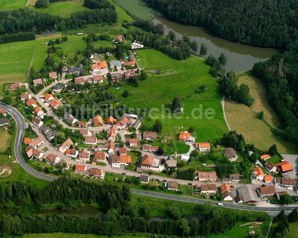 Luftaufnahme Finsterrot - Dorf - Ansicht am Rande Waldgebieten in Finsterrot im Bundesland Baden-Württemberg, Deutschland