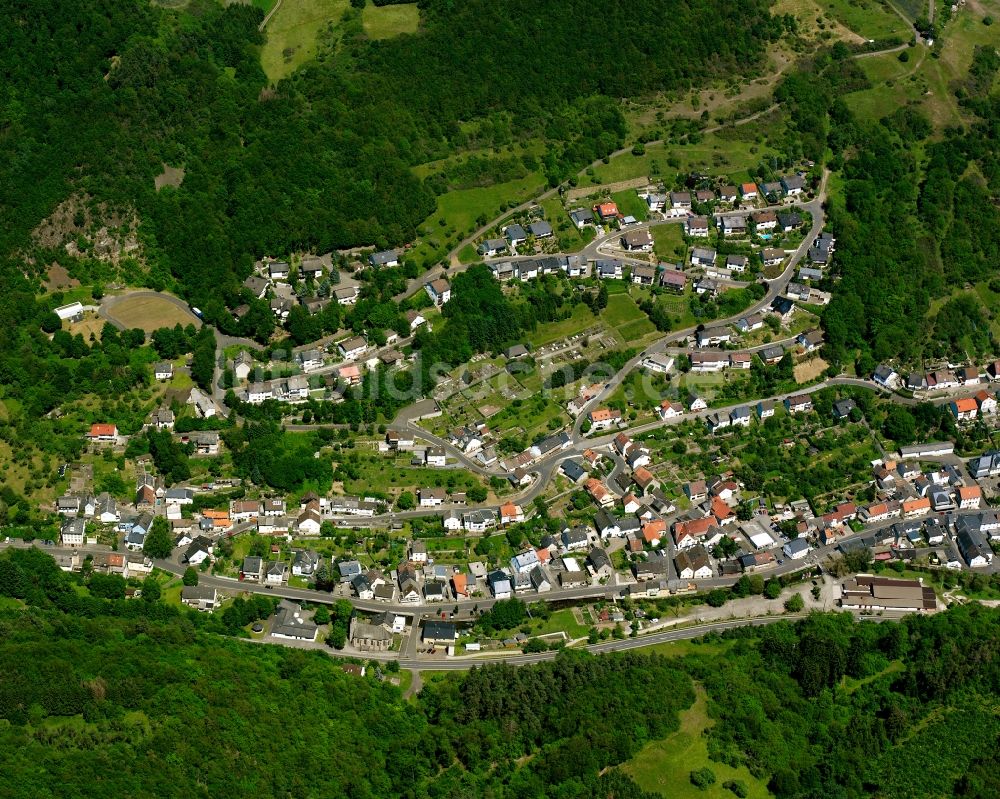 Fischbach aus der Vogelperspektive: Dorf - Ansicht am Rande Waldgebieten in Fischbach im Bundesland Rheinland-Pfalz, Deutschland