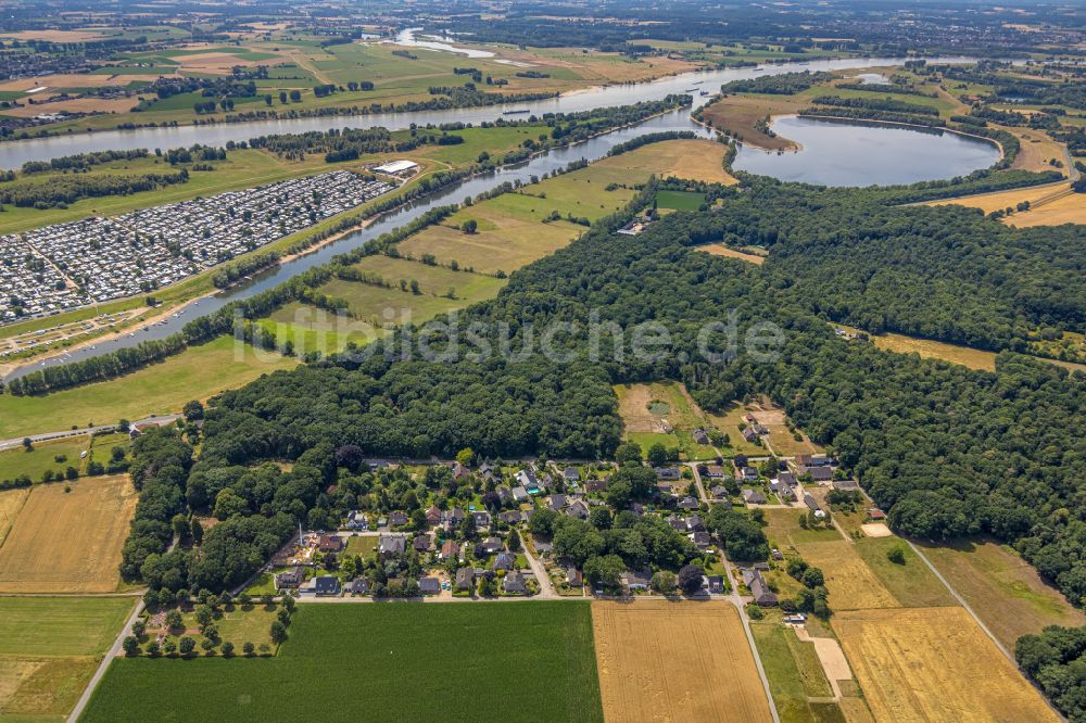 Luftaufnahme Flürener Feld - Dorf - Ansicht am Rande von Waldgebieten in Flürener Feld im Bundesland Nordrhein-Westfalen, Deutschland