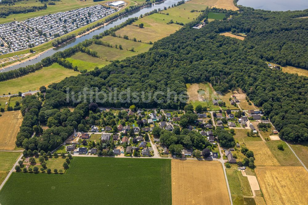 Flürener Feld von oben - Dorf - Ansicht am Rande von Waldgebieten in Flürener Feld im Bundesland Nordrhein-Westfalen, Deutschland