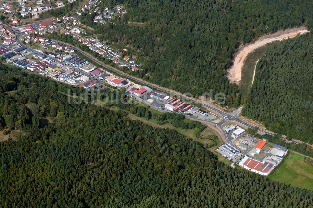 Frammersbach aus der Vogelperspektive: Dorf - Ansicht am Rande von Waldgebieten in Frammersbach im Bundesland Bayern, Deutschland