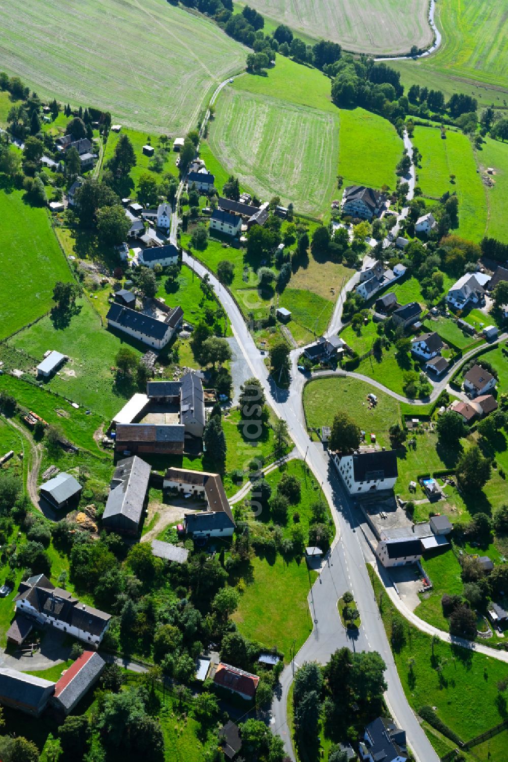 Luftaufnahme Fröbersgrün - Dorf - Ansicht am Rande von Waldgebieten in Fröbersgrün im Bundesland Sachsen, Deutschland