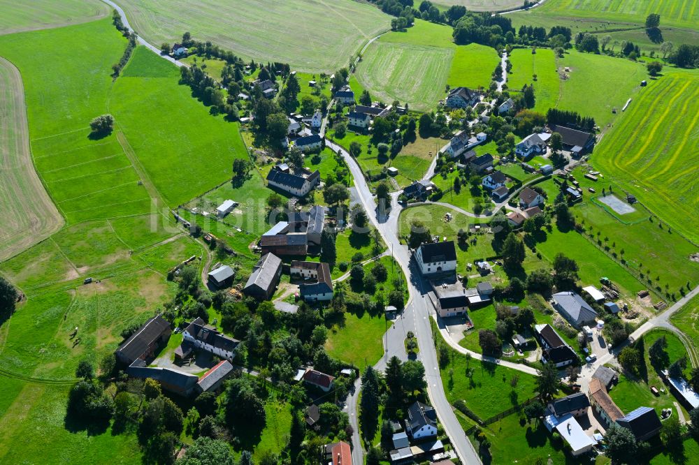 Fröbersgrün von oben - Dorf - Ansicht am Rande von Waldgebieten in Fröbersgrün im Bundesland Sachsen, Deutschland