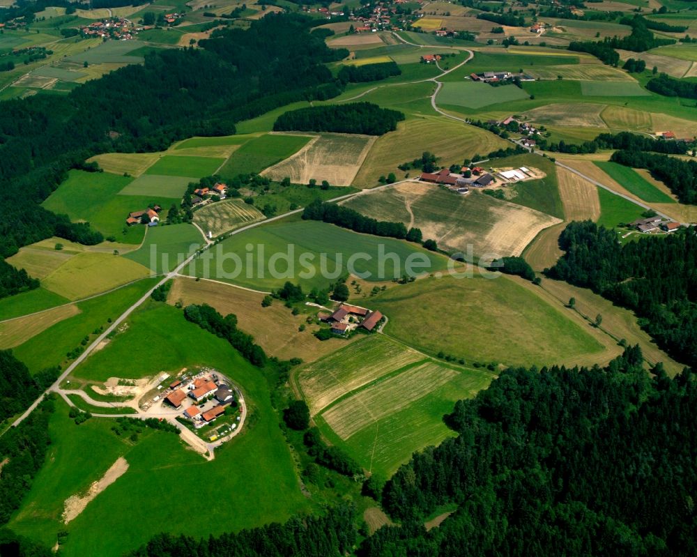 Luftaufnahme Fröschlhof - Dorf - Ansicht am Rande Waldgebieten in Fröschlhof im Bundesland Bayern, Deutschland