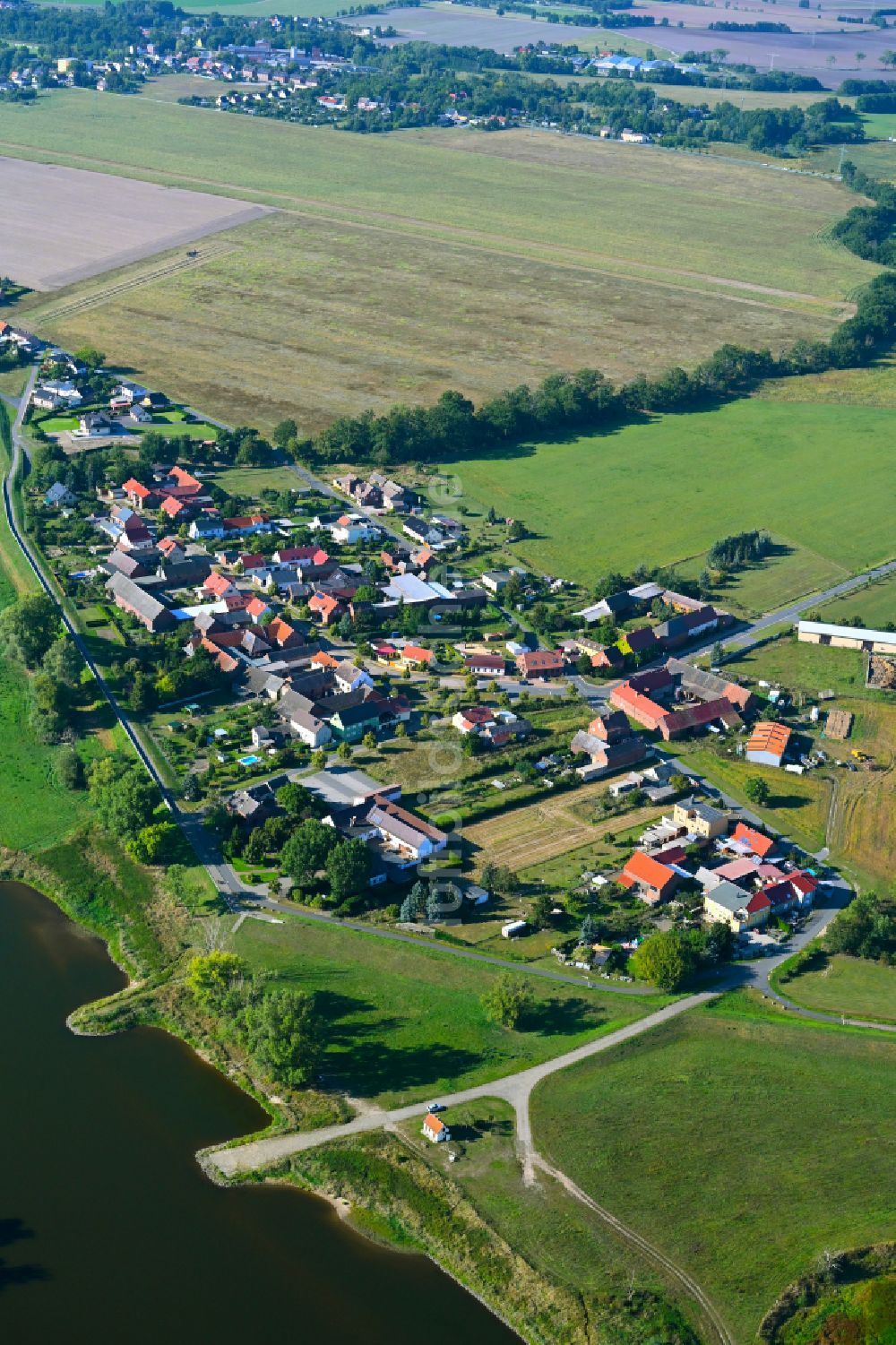 Gallin aus der Vogelperspektive: Dorf - Ansicht am Rande von Waldgebieten in Gallin im Bundesland Sachsen-Anhalt, Deutschland