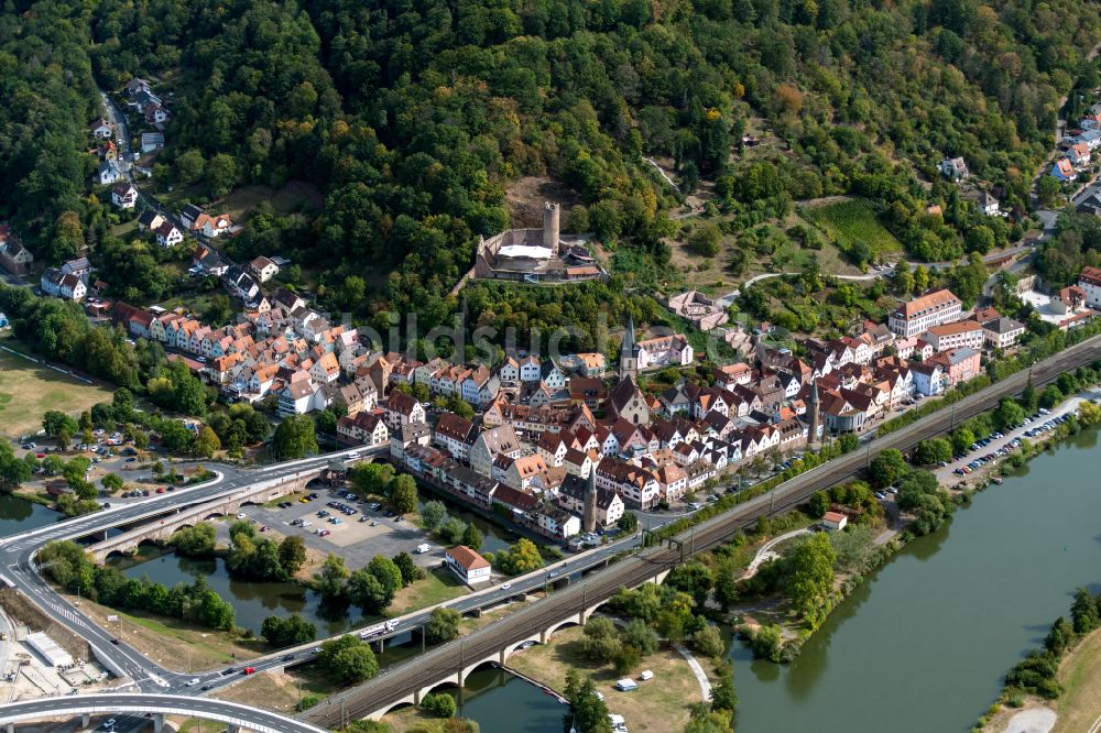 Gemünden am Main aus der Vogelperspektive: Dorf - Ansicht am Rande von Waldgebieten in Gemünden am Main im Bundesland Bayern, Deutschland