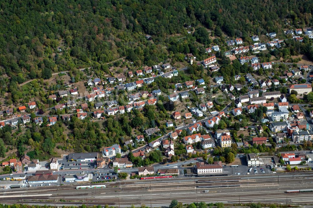 Luftaufnahme Gemünden am Main - Dorf - Ansicht am Rande von Waldgebieten in Gemünden am Main im Bundesland Bayern, Deutschland