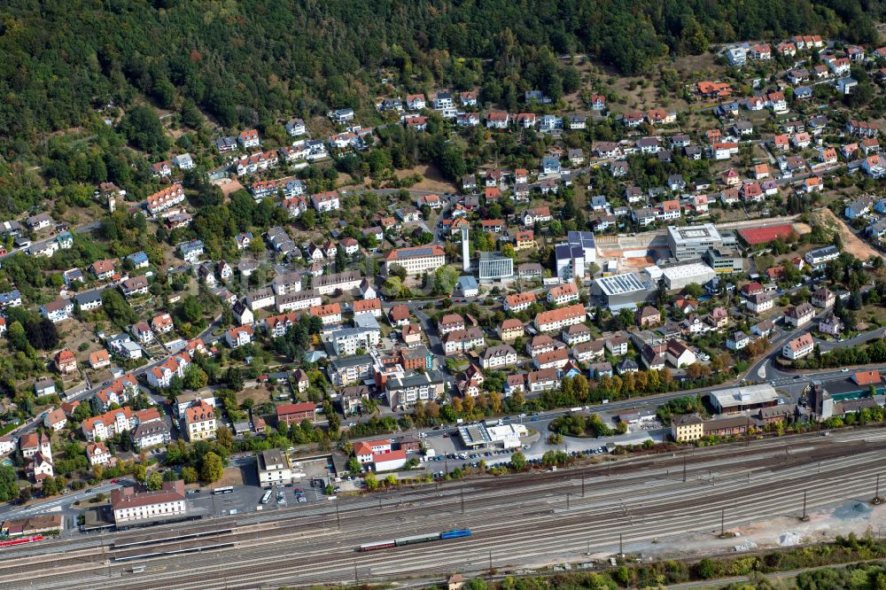 Gemünden am Main von oben - Dorf - Ansicht am Rande von Waldgebieten in Gemünden am Main im Bundesland Bayern, Deutschland