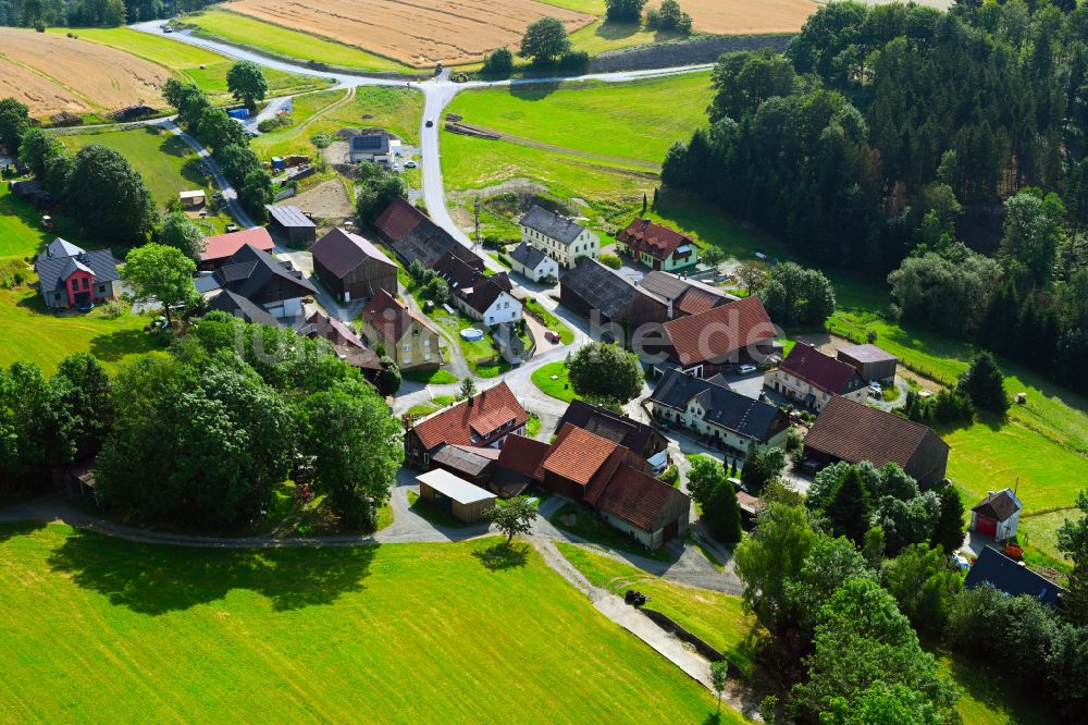 Geuser aus der Vogelperspektive: Dorf - Ansicht am Rande von Waldgebieten in Geuser im Bundesland Bayern, Deutschland