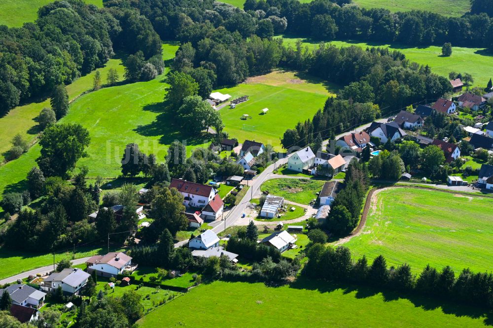 Gospersgrün von oben - Dorf - Ansicht am Rande von Waldgebieten in Gospersgrün im Bundesland Sachsen, Deutschland