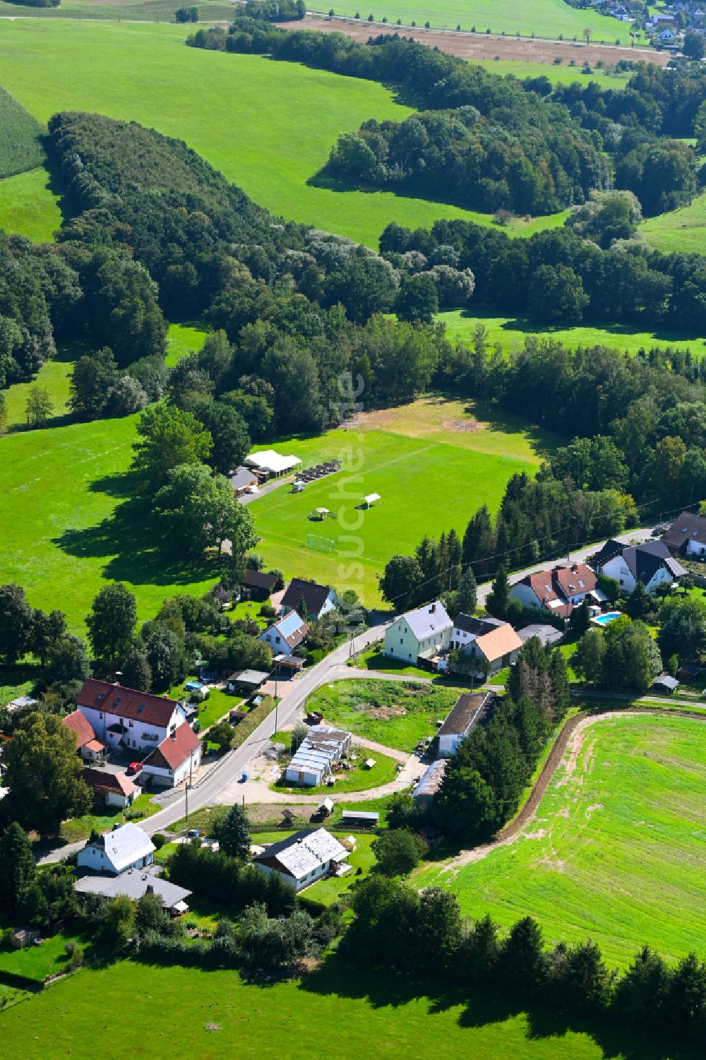 Gospersgrün aus der Vogelperspektive: Dorf - Ansicht am Rande von Waldgebieten in Gospersgrün im Bundesland Sachsen, Deutschland