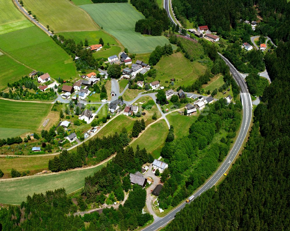 Gottsmannsgrün aus der Vogelperspektive: Dorf - Ansicht am Rande von Waldgebieten in Gottsmannsgrün im Bundesland Bayern, Deutschland