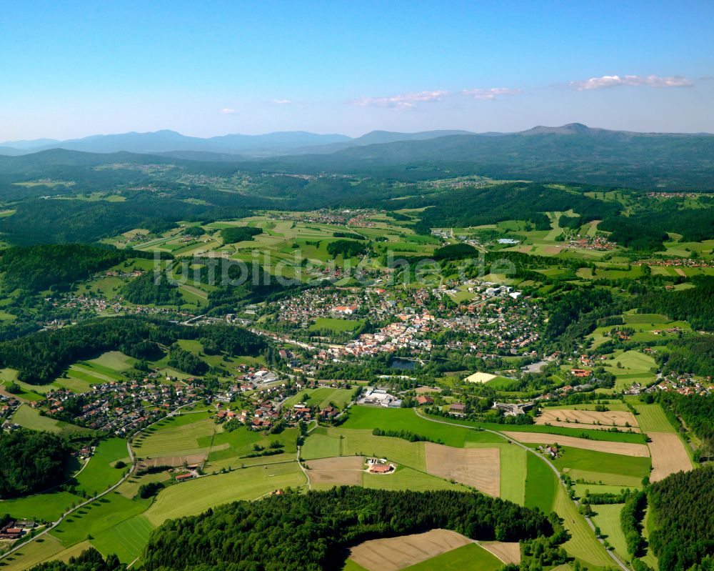 Grafenau aus der Vogelperspektive: Dorf - Ansicht am Rande von Waldgebieten in Grafenau im Bundesland Bayern, Deutschland