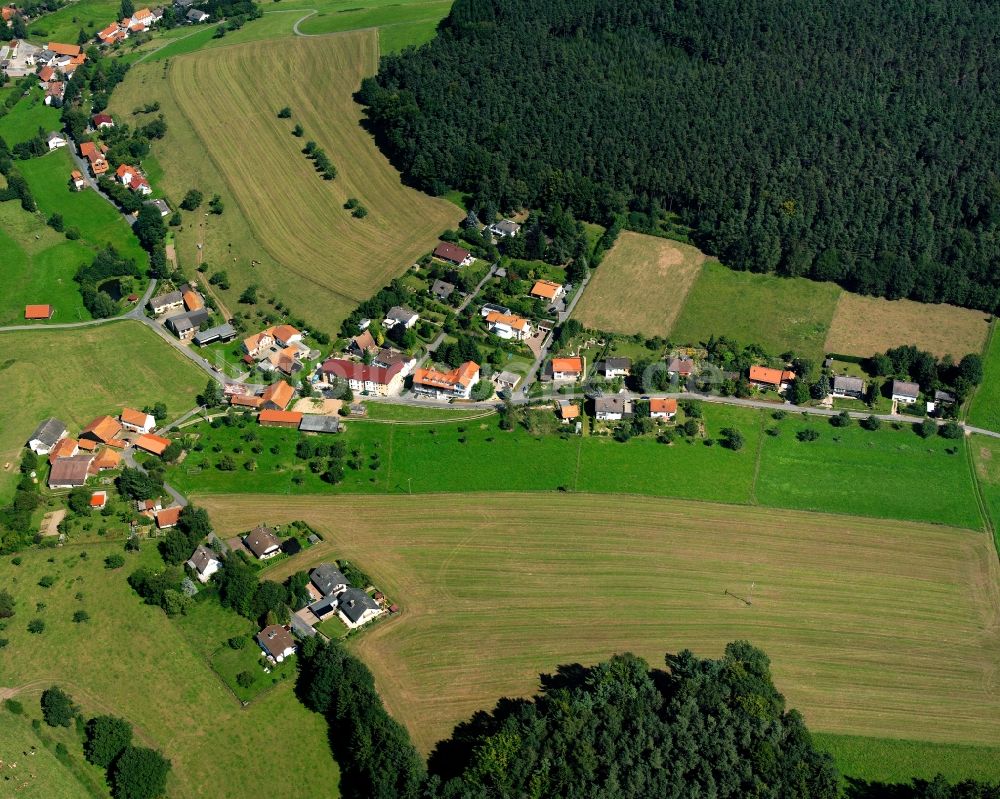 Güttersbach aus der Vogelperspektive: Dorf - Ansicht am Rande Waldgebieten in Güttersbach im Bundesland Hessen, Deutschland