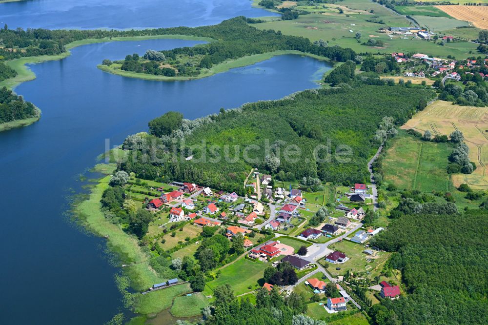 Gutow von oben - Dorf - Ansicht am Rande von Waldgebieten in Gutow im Bundesland Mecklenburg-Vorpommern, Deutschland