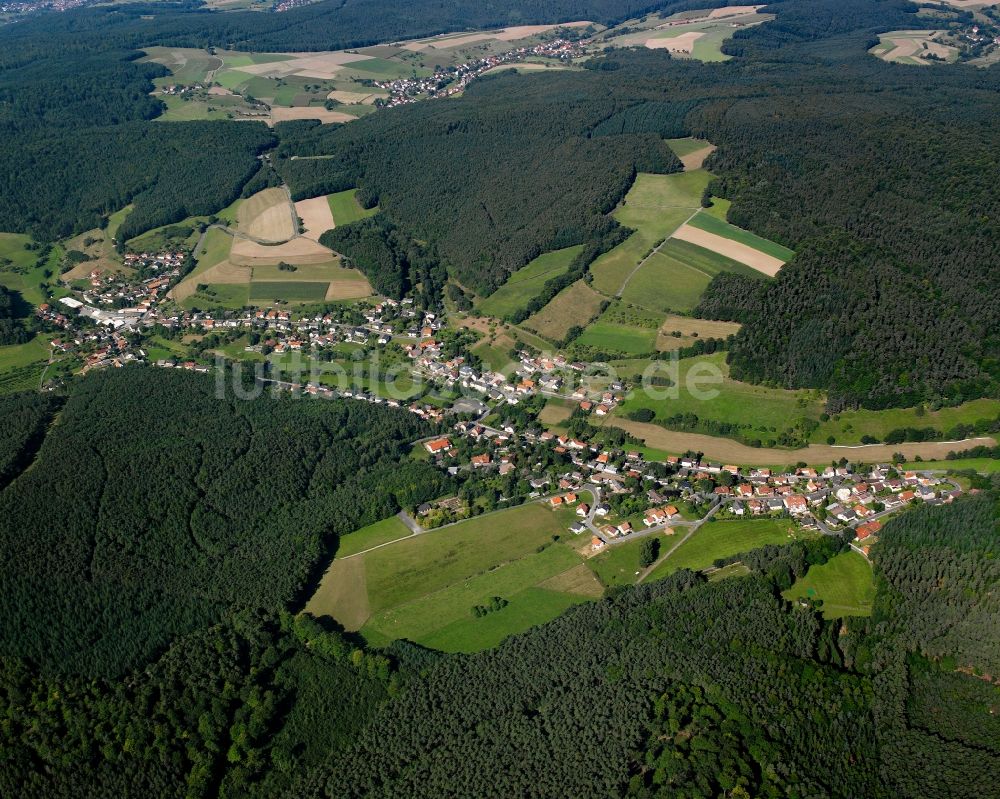 Haingrund aus der Vogelperspektive: Dorf - Ansicht am Rande Waldgebieten in Haingrund im Bundesland Hessen, Deutschland