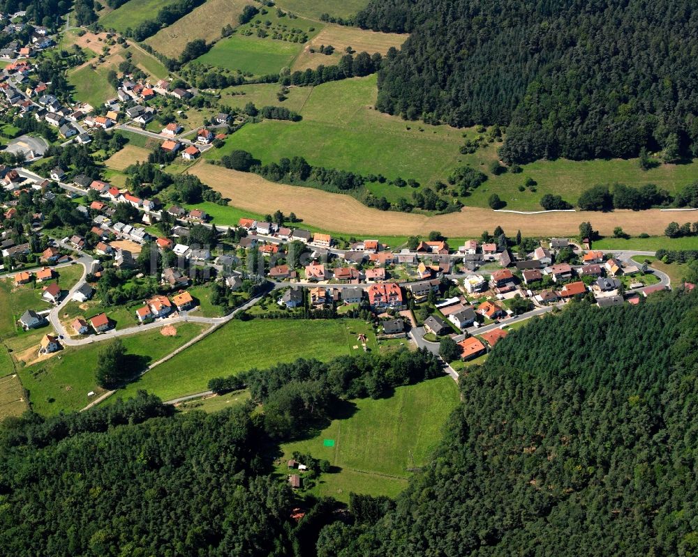 Haingrund aus der Vogelperspektive: Dorf - Ansicht am Rande Waldgebieten in Haingrund im Bundesland Hessen, Deutschland