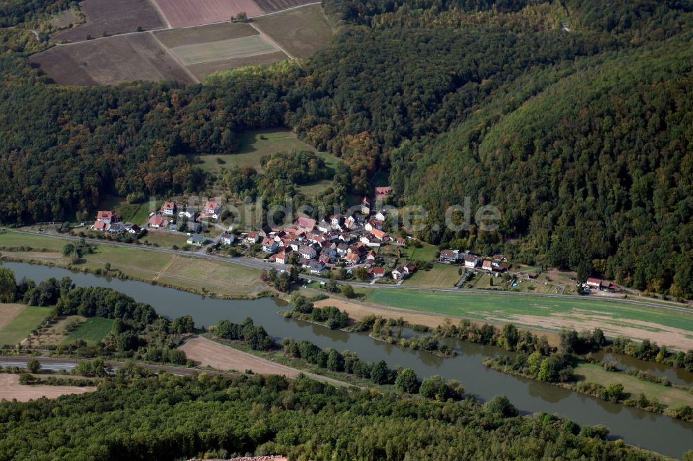 Harrbach aus der Vogelperspektive: Dorf - Ansicht am Rande von Waldgebieten in Harrbach im Bundesland Bayern, Deutschland