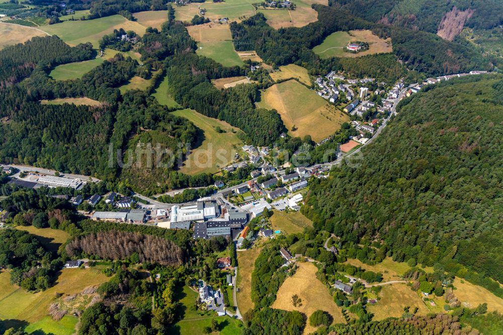 Hasperbach aus der Vogelperspektive: Dorf - Ansicht am Rande von Waldgebieten in Hasperbach im Bundesland Nordrhein-Westfalen, Deutschland