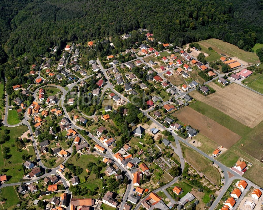 Luftaufnahme Hassenroth - Dorf - Ansicht am Rande Waldgebieten in Hassenroth im Bundesland Hessen, Deutschland