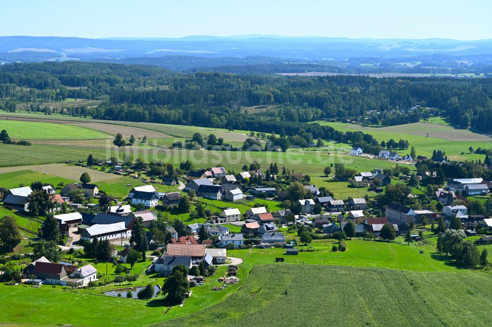 Hauptmannsgrün aus der Vogelperspektive: Dorf - Ansicht am Rande von Waldgebieten in Hauptmannsgrün im Bundesland Sachsen, Deutschland