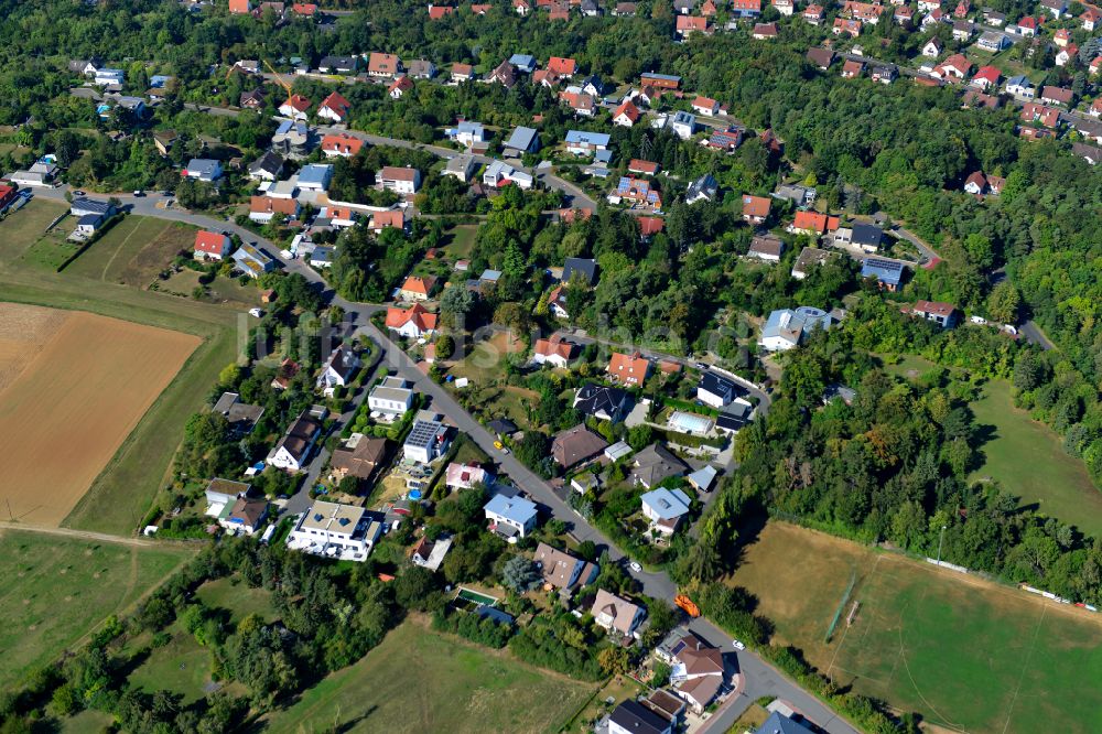 Luftaufnahme Höchberg - Dorf - Ansicht am Rande von Waldgebieten in Höchberg im Bundesland Bayern, Deutschland