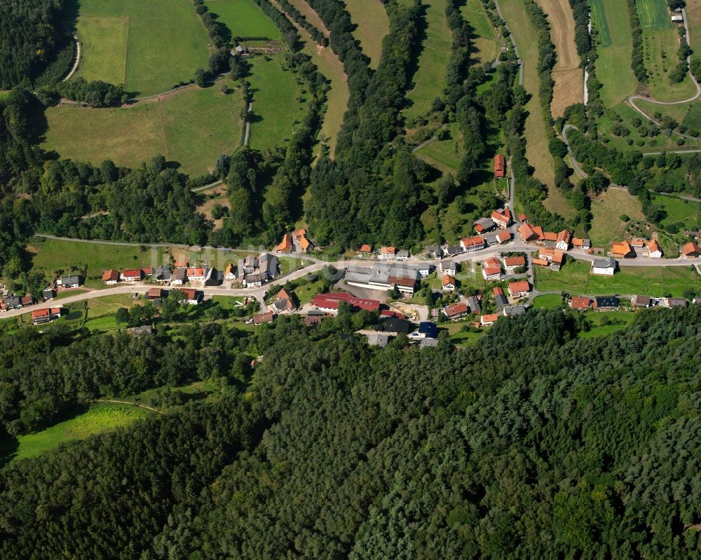 Hebstahl aus der Vogelperspektive: Dorf - Ansicht am Rande Waldgebieten in Hebstahl im Bundesland Hessen, Deutschland