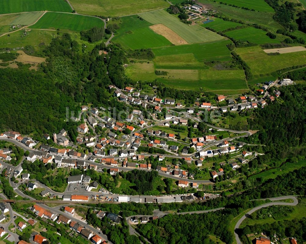 Heimbach von oben - Dorf - Ansicht am Rande Waldgebieten in Heimbach im Bundesland Rheinland-Pfalz, Deutschland