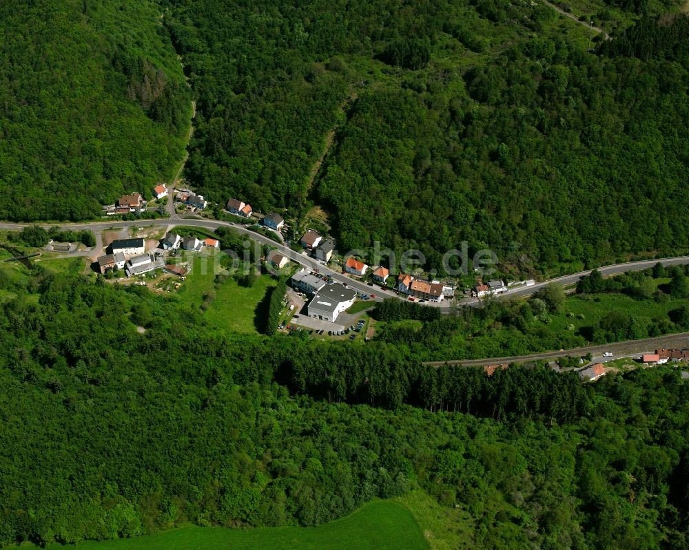 Heimbach aus der Vogelperspektive: Dorf - Ansicht am Rande Waldgebieten in Heimbach im Bundesland Rheinland-Pfalz, Deutschland