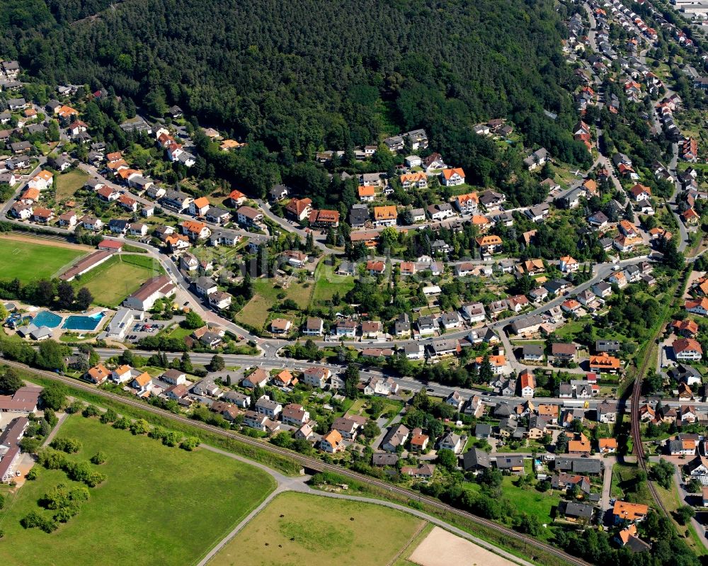 Hetschbach aus der Vogelperspektive: Dorf - Ansicht am Rande Waldgebieten in Hetschbach im Bundesland Hessen, Deutschland