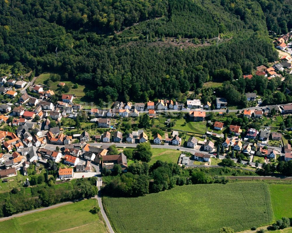 Hetschbach aus der Vogelperspektive: Dorf - Ansicht am Rande Waldgebieten in Hetschbach im Bundesland Hessen, Deutschland