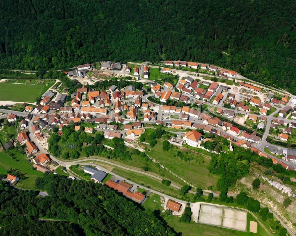 Luftaufnahme Hettingen - Dorf - Ansicht am Rande Waldgebieten in Hettingen im Bundesland Baden-Württemberg, Deutschland