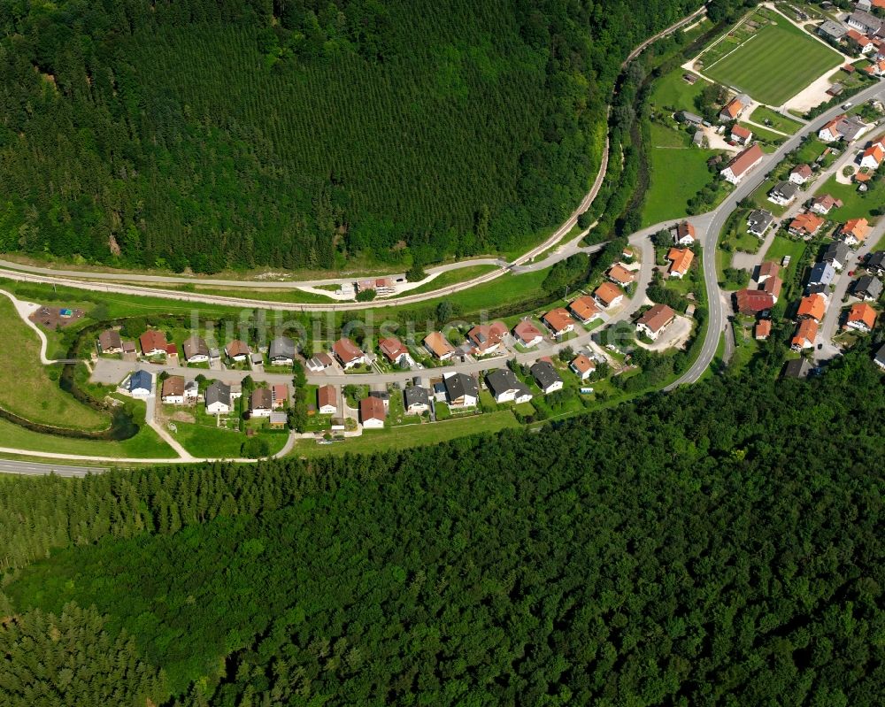 Hettingen aus der Vogelperspektive: Dorf - Ansicht am Rande Waldgebieten in Hettingen im Bundesland Baden-Württemberg, Deutschland