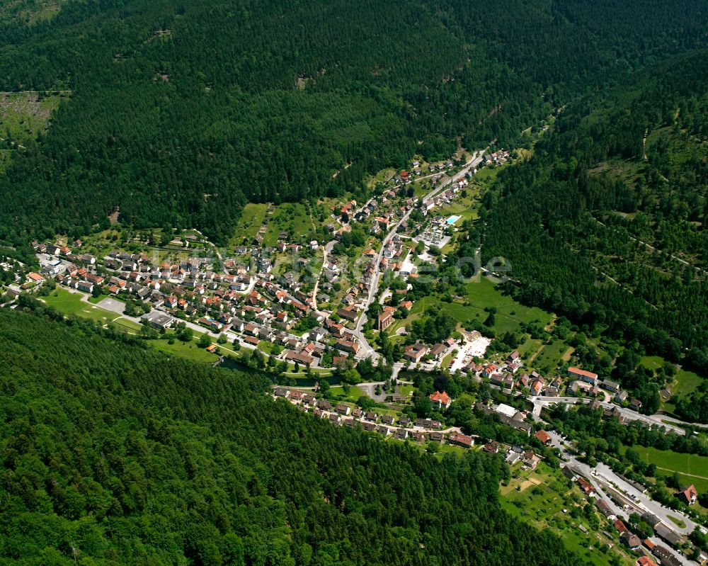 Höfen an der Enz aus der Vogelperspektive: Dorf - Ansicht am Rande von Waldgebieten in Höfen an der Enz im Bundesland Baden-Württemberg, Deutschland