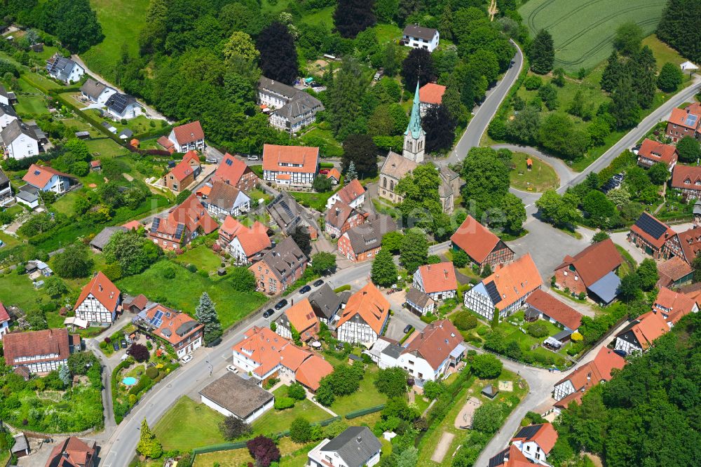 Hillentrup von oben - Dorf - Ansicht am Rande von Waldgebieten in Hillentrup im Bundesland Nordrhein-Westfalen, Deutschland