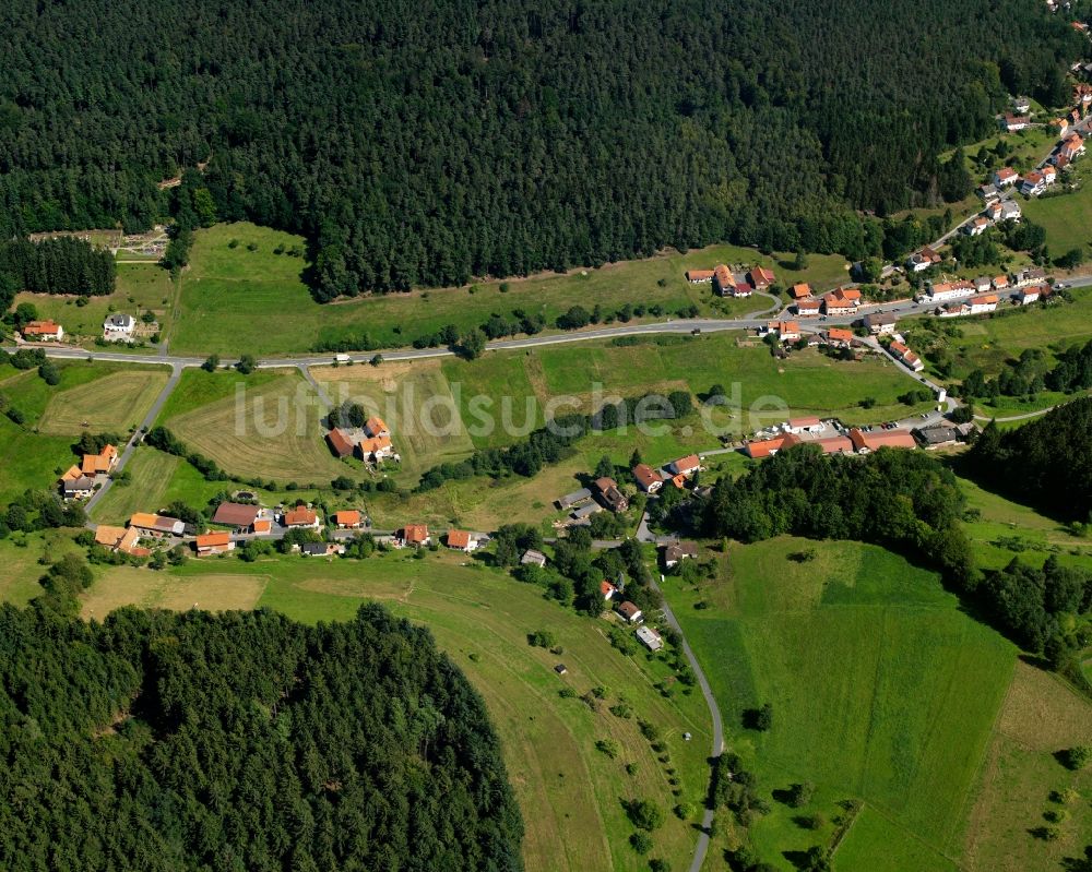 Hiltersklingen aus der Vogelperspektive: Dorf - Ansicht am Rande Waldgebieten in Hiltersklingen im Bundesland Hessen, Deutschland