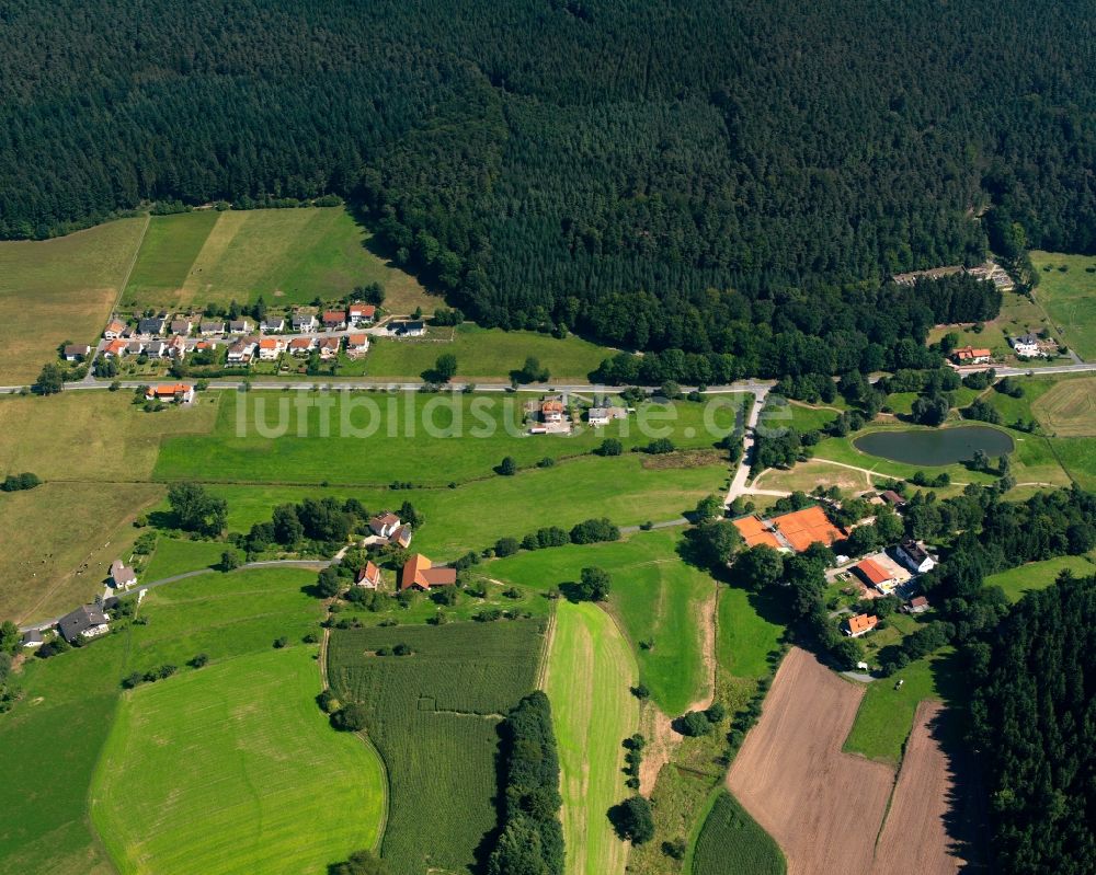 Luftbild Hiltersklingen - Dorf - Ansicht am Rande Waldgebieten in Hiltersklingen im Bundesland Hessen, Deutschland