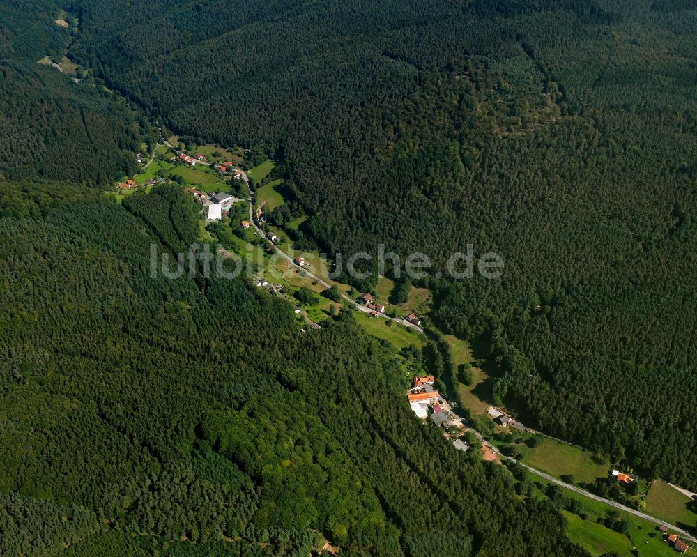 Hinterbach von oben - Dorf - Ansicht am Rande Waldgebieten in Hinterbach im Bundesland Hessen, Deutschland