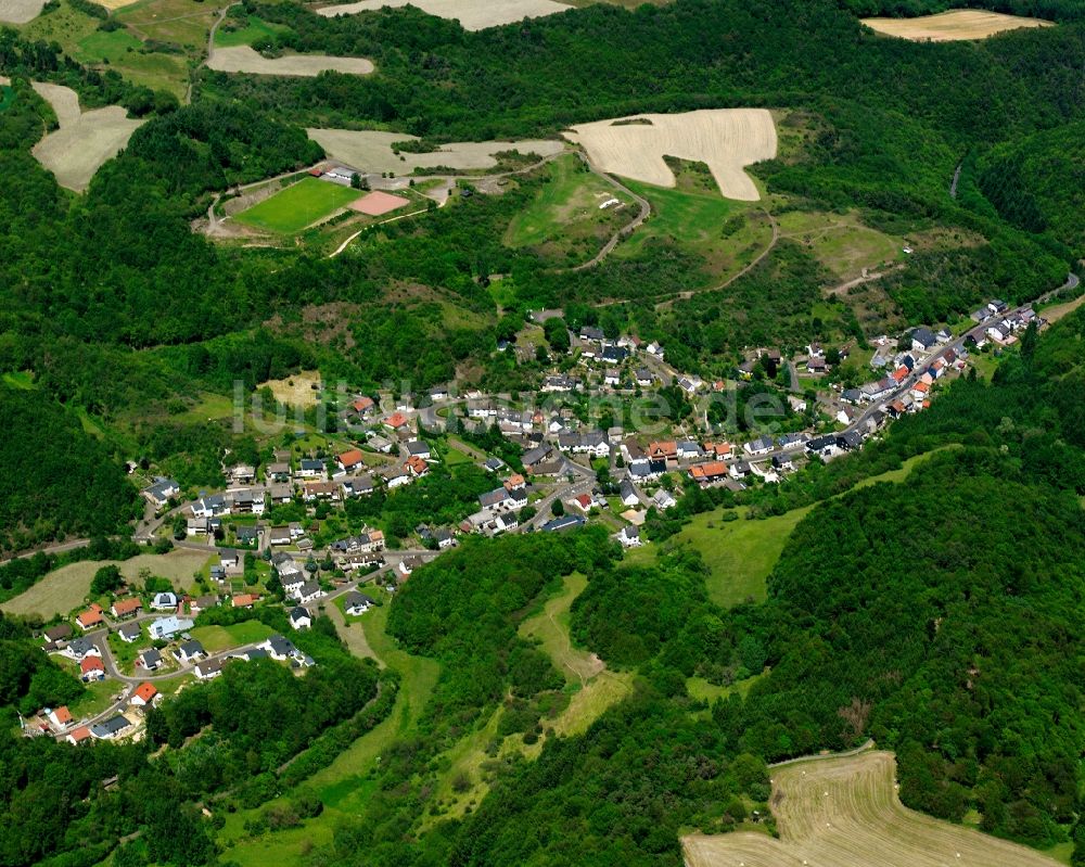 Hintertiefenbach von oben - Dorf - Ansicht am Rande Waldgebieten in Hintertiefenbach im Bundesland Rheinland-Pfalz, Deutschland