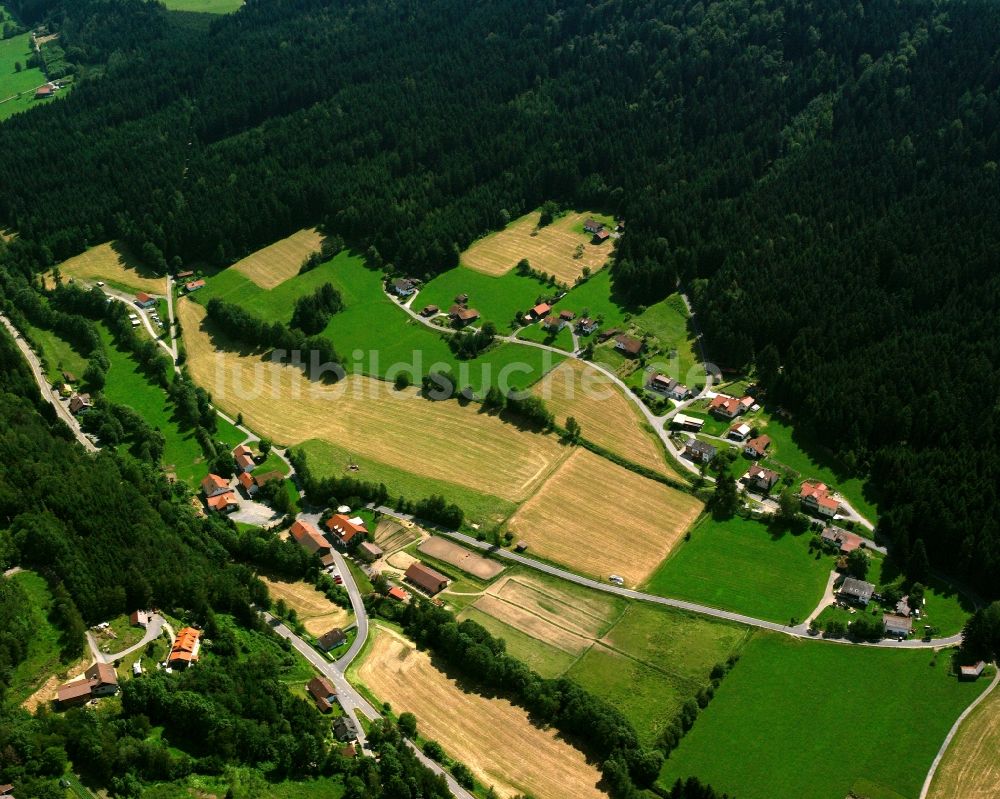 Hochholz aus der Vogelperspektive: Dorf - Ansicht am Rande Waldgebieten in Hochholz im Bundesland Bayern, Deutschland