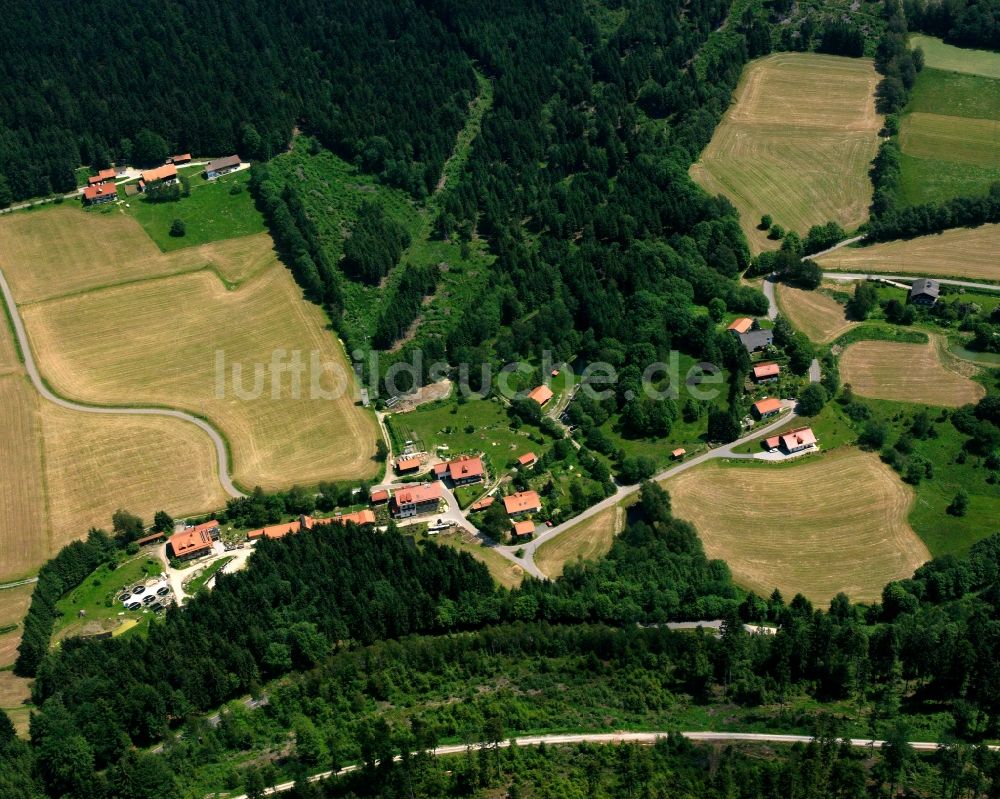 Luftbild Hof - Dorf - Ansicht am Rande Waldgebieten in Hof im Bundesland Bayern, Deutschland